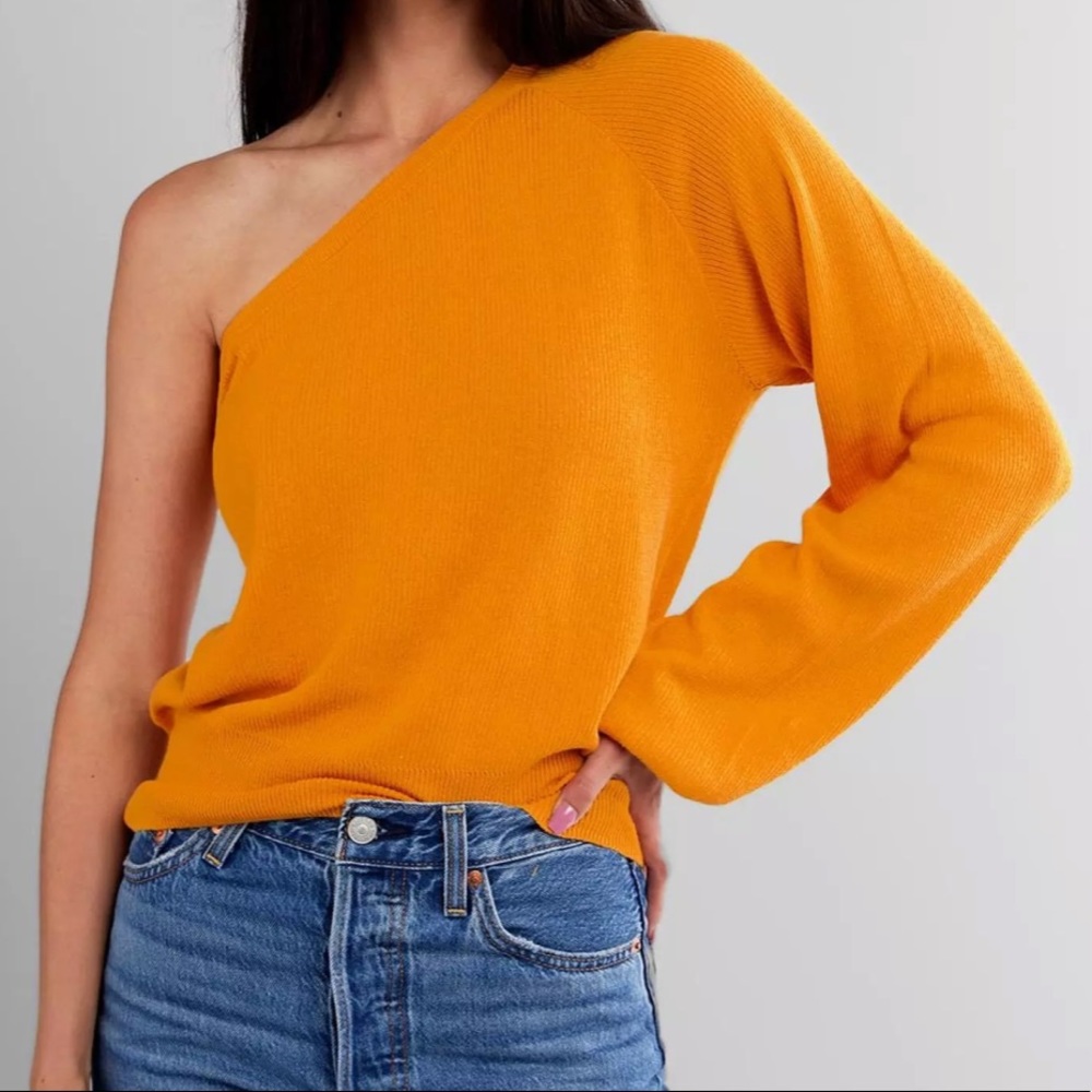 Light and trendy one sleeved sweater!
